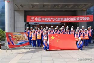 ✨孩子们是希望！中国足球小将队员与现场球迷互动庆祝胜利